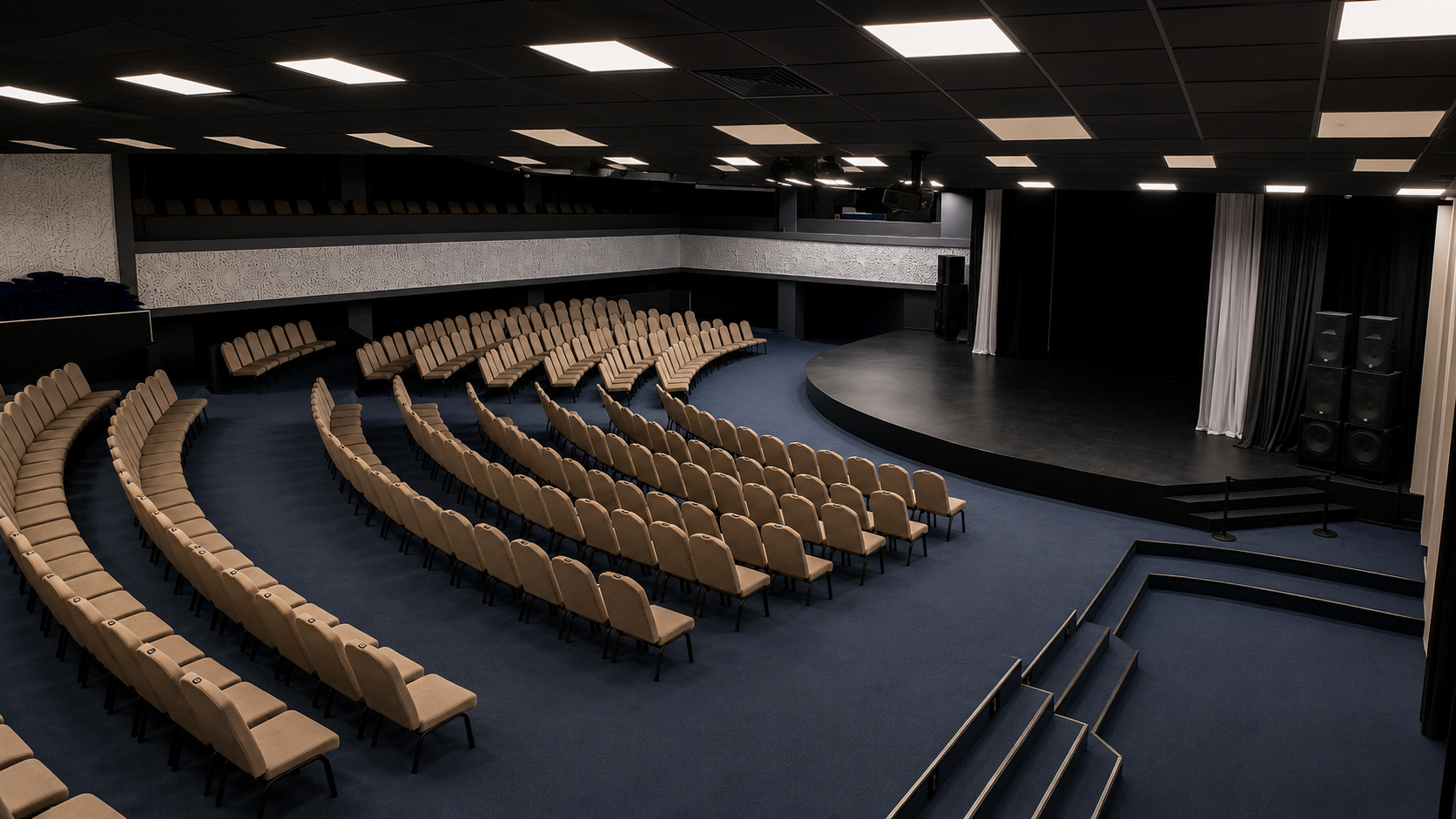 Mixail Doloko Teatr+ muzeyi mehmonlariga teatr niqobini ko‘rsatmoqda
